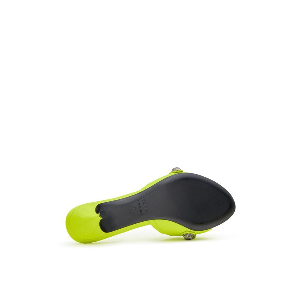 Mules en cuir jaune Balenciaga, chaussures élégantes avec semelle plate et design moderne, vues de face sur fond neutre.