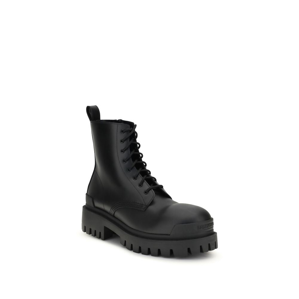 Bottes Balenciaga en cuir de veau noir Bos Taurus à lacets, style élégant et moderne, visibles en gros plan.