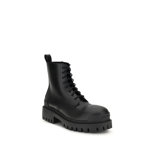 Bottes Balenciaga en cuir de veau noir Bos Taurus à lacets, vue de face, avec semelle épaisse et design élégant.