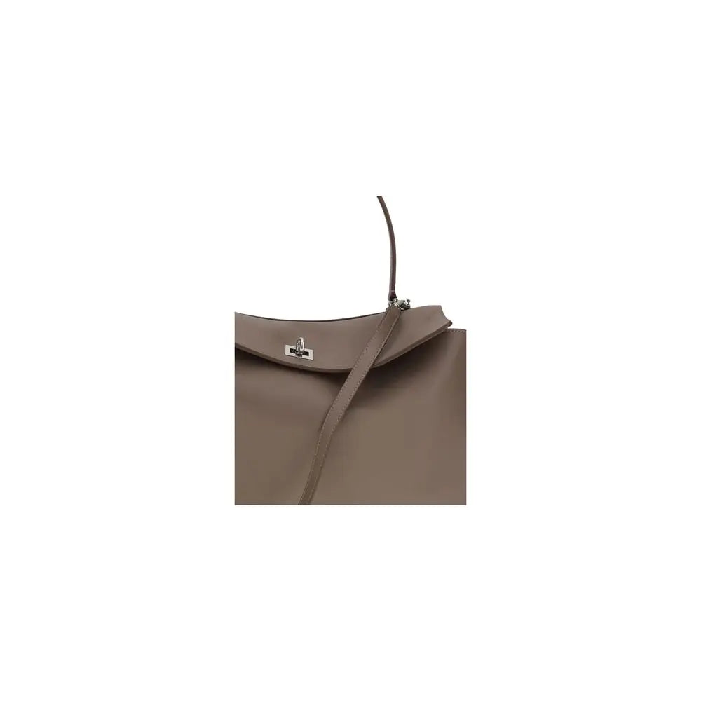 Un sac à bandoulière bos taurus balenciaga en cuir de veau gris taupe avec un design minimaliste et ferrures argentées