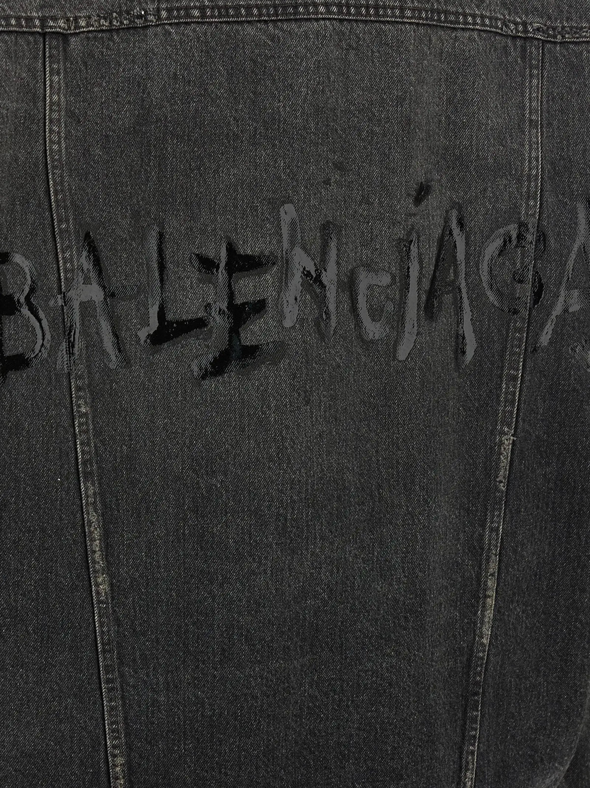 Veste en jean grise balenciaga en coton avec logo balenciaga en spray délavé sur le dos en denim noir
