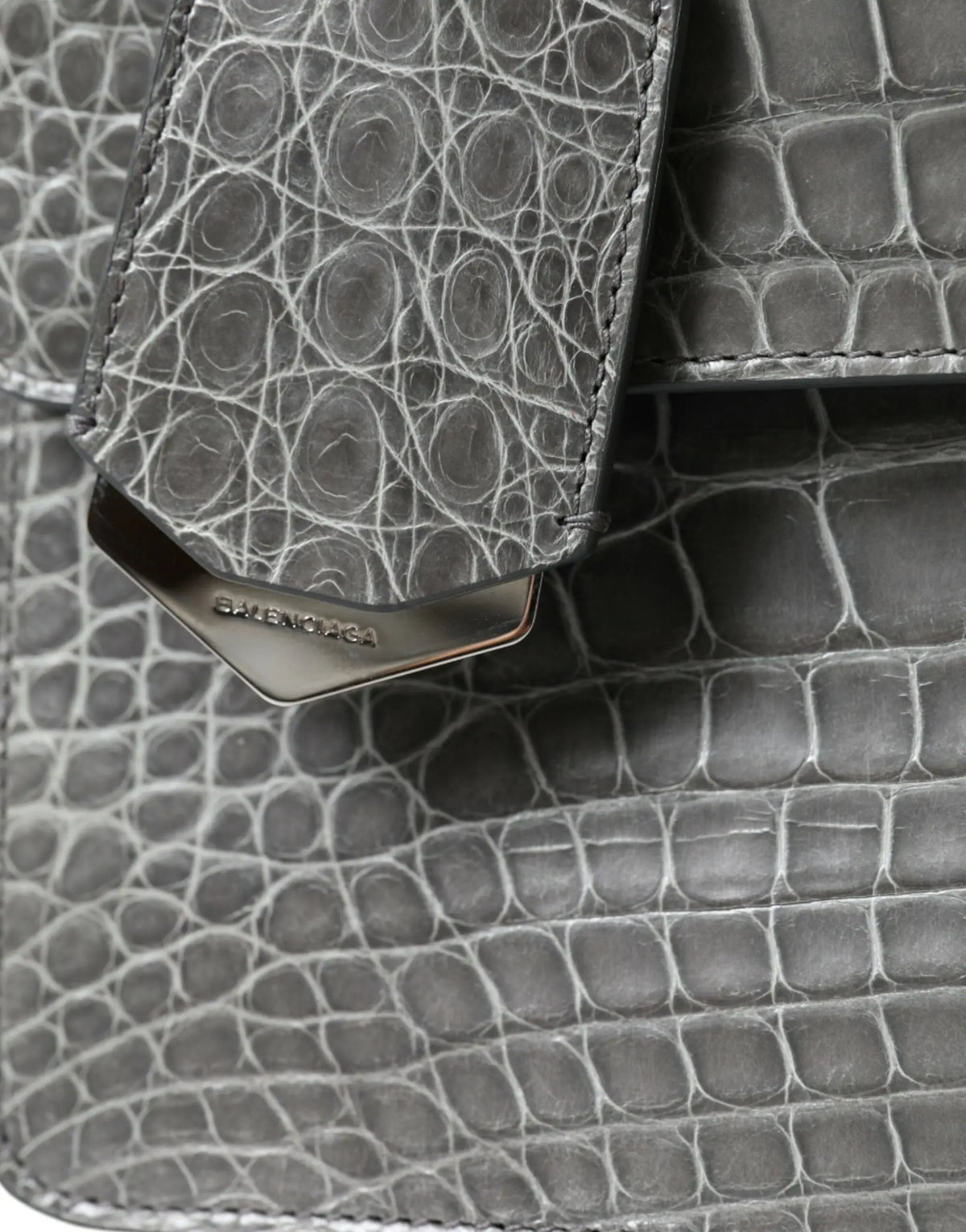 Sac à épaule moyen balenciaga gris en cuir exotique embossé crocodile avec rabat et plaque métallique argentée