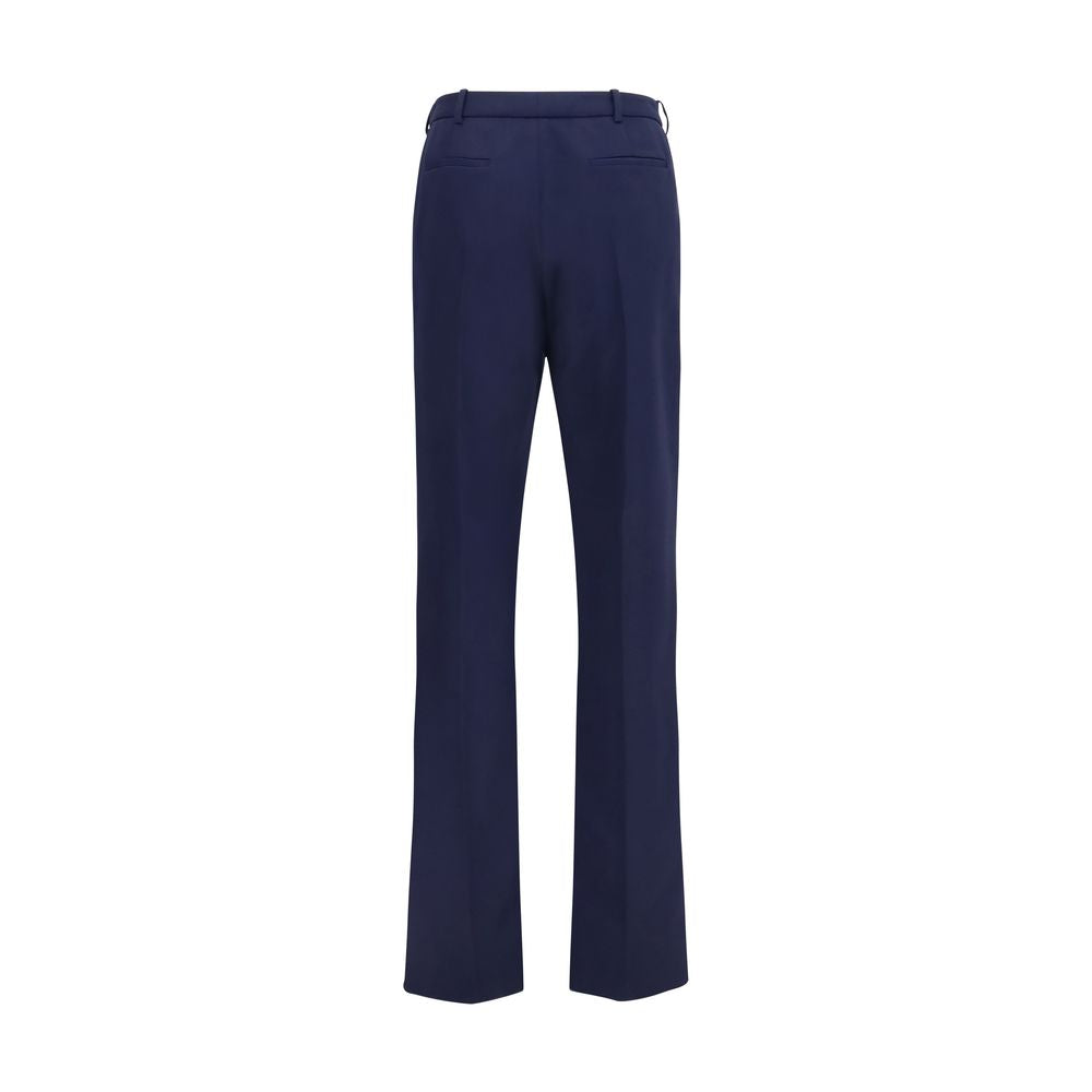 Pantalon en laine bleue Balenciaga Oves Aries avec coupe décontractée et détails modernes, porté dans une ambiance urbaine.
