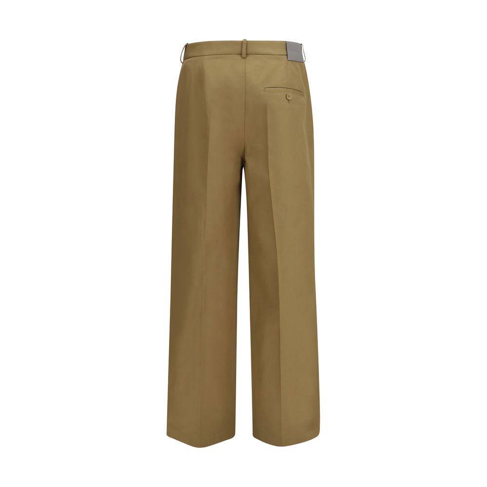 Pantalons chino en coton beige de Balenciaga, coupe élégante, avec ceinture et poches visibles.