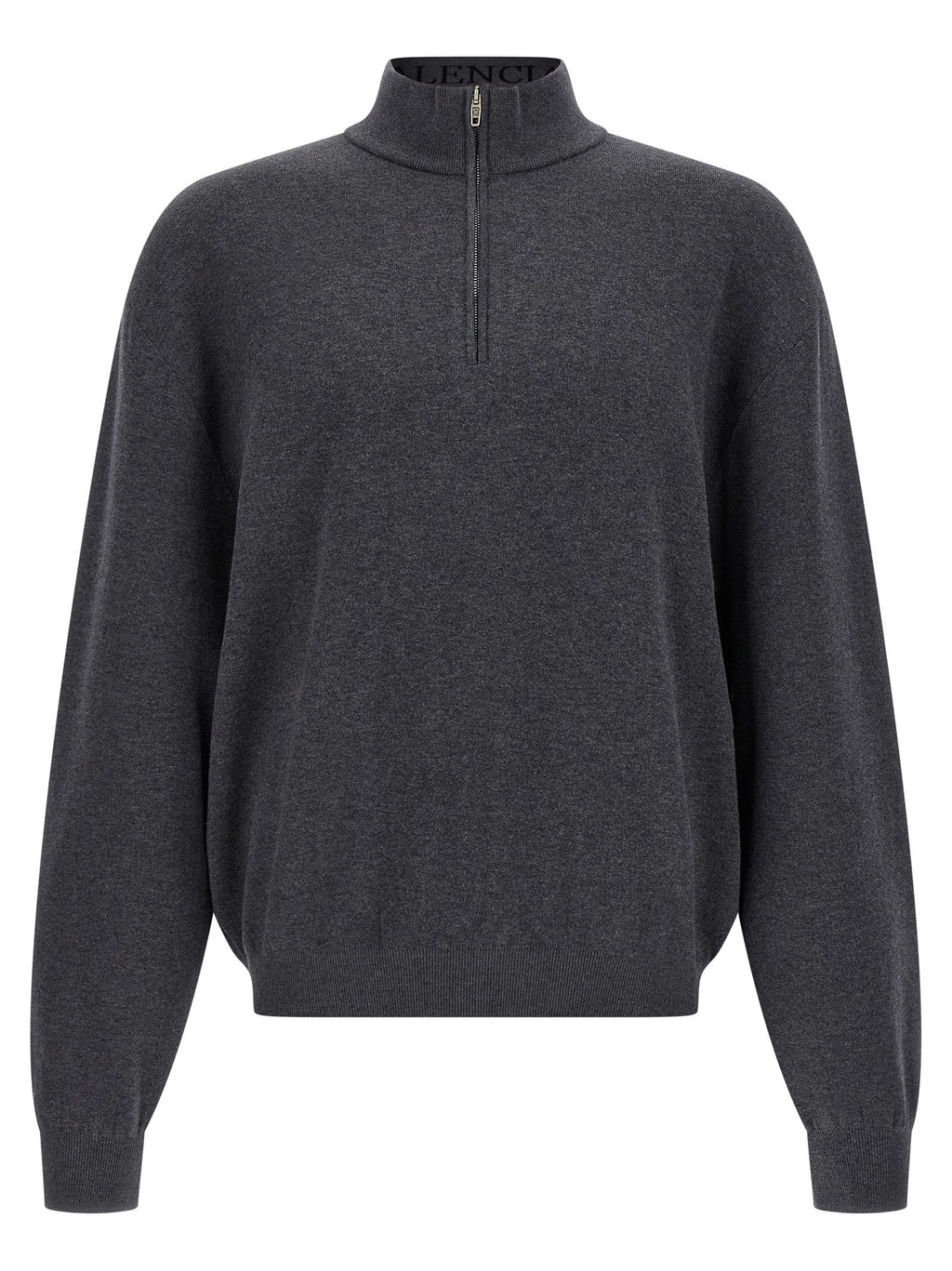 Cardigan gris en coton de la marque Balenciaga, coupe classique avec détails modernes, porté sur un modèle.