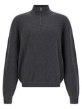 Cardigan gris en coton de la marque Balenciaga, coupe classique avec détails modernes, porté sur un modèle.
