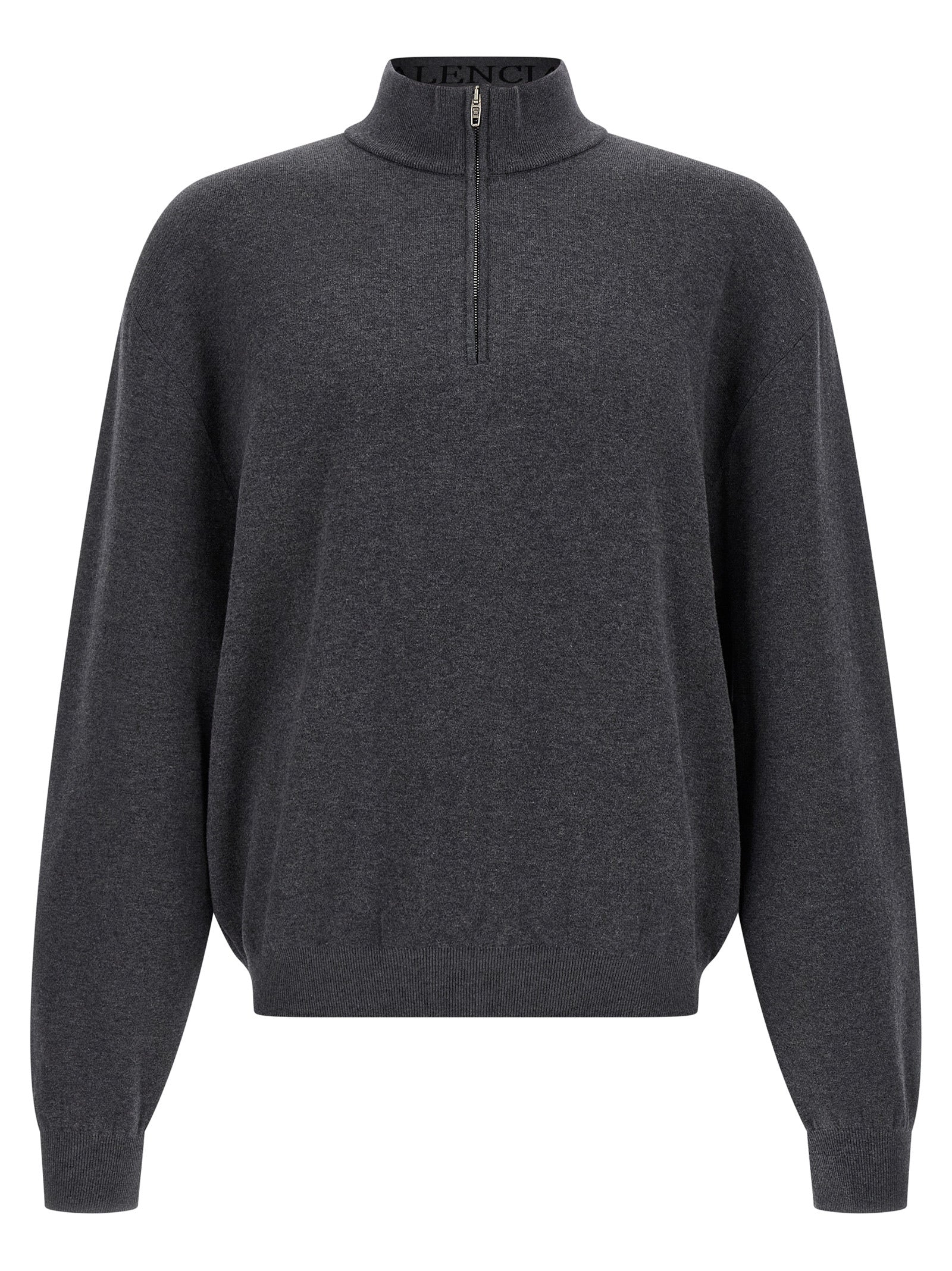 Cardigan gris en coton de la marque Balenciaga, coupe classique avec détails modernes, porté sur un modèle.