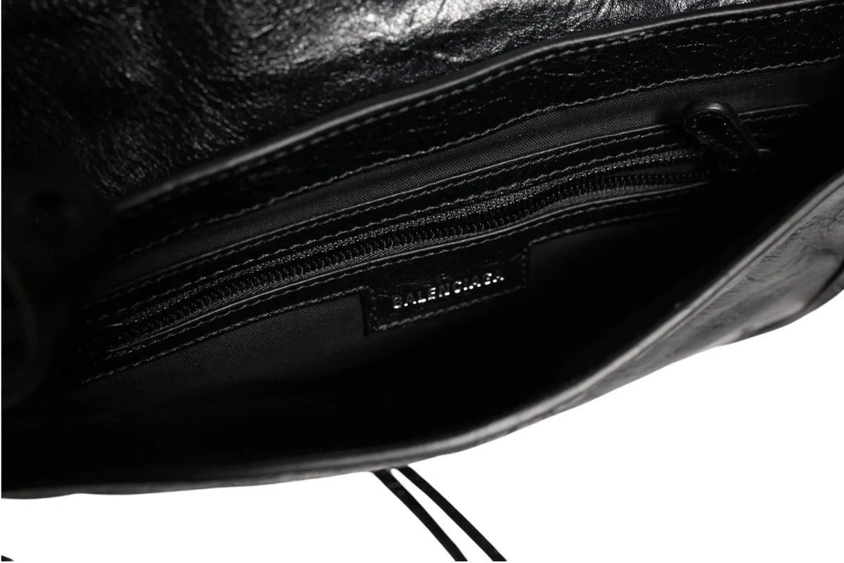 Intérieur noir en cuir du sac balenciaga le cagole xs flap avec fermeture éclair et étiquette de marque visible