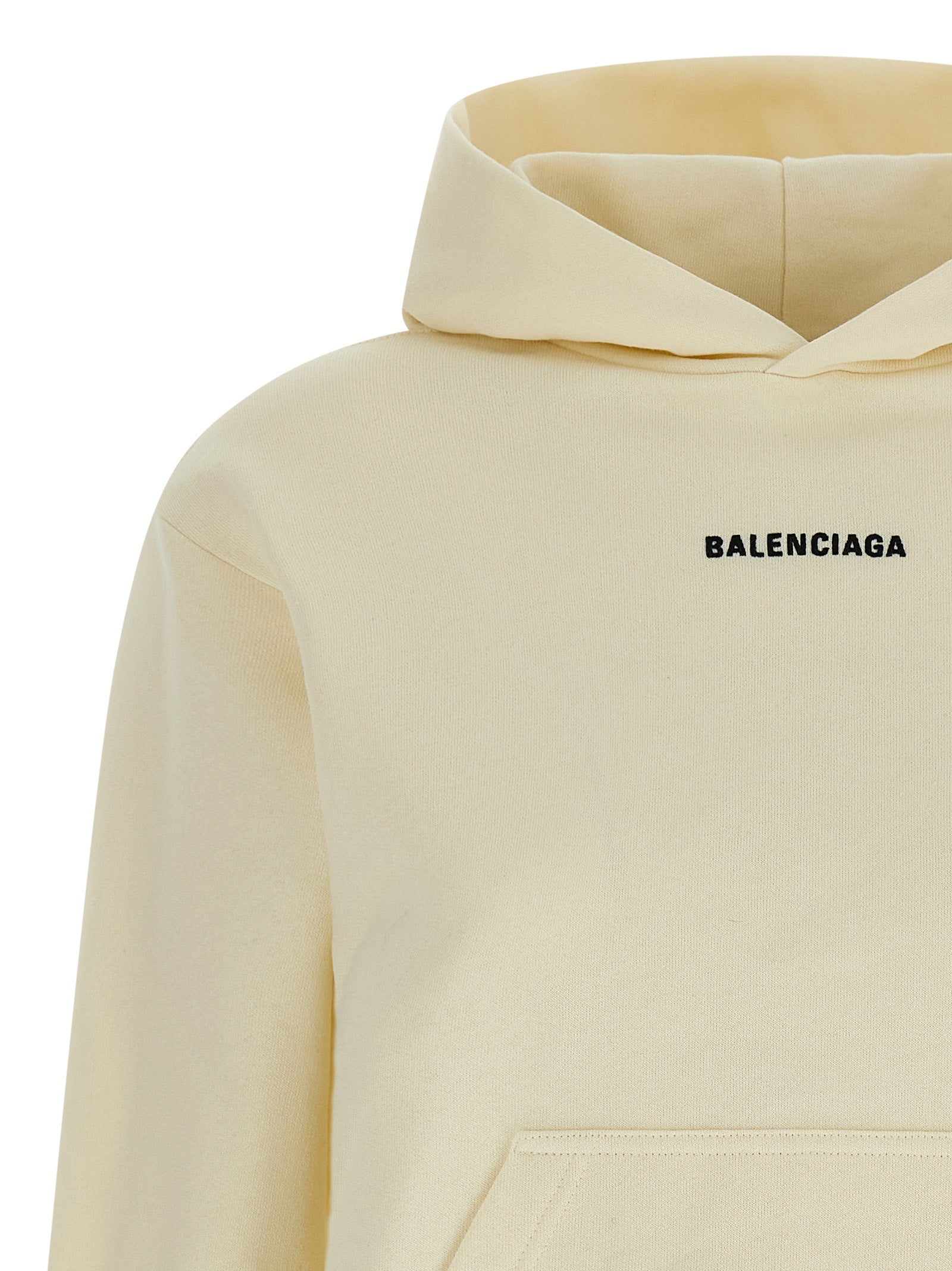 Sweat-shirt beige en coton de Balenciaga, coupe décontractée, avec logo discret sur la poitrine, porté sur un mannequin.