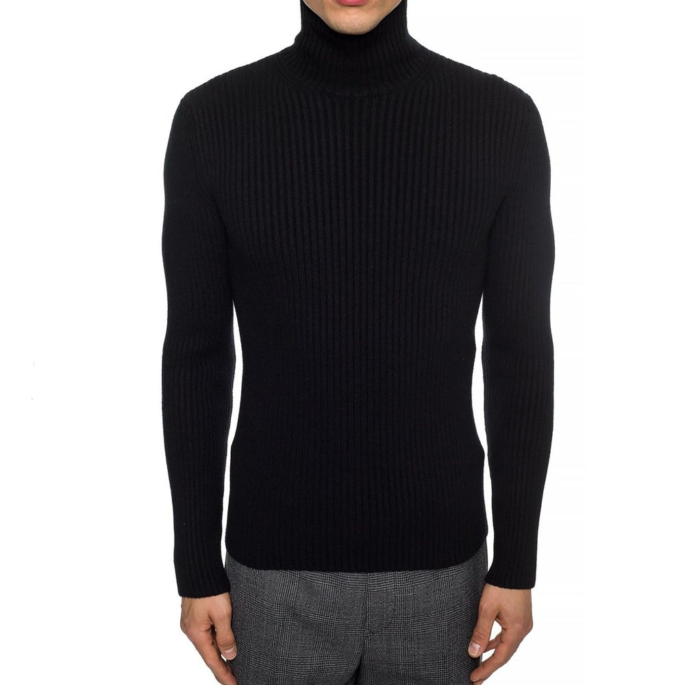 Pull noir en cachemire Balenciaga avec col roulé, douceur visible et coupe élégante, porté sur un mannequin.