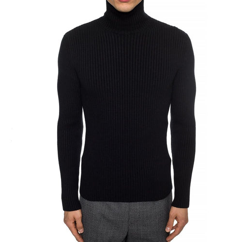 Pull à col roulé en cachemire noir de Balenciaga, douceur et élégance, avec détails de la marque.