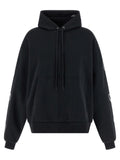 Sweat à capuche noir en coton de Balenciaga, porté sur un mannequin, avec logo discret sur la poitrine.