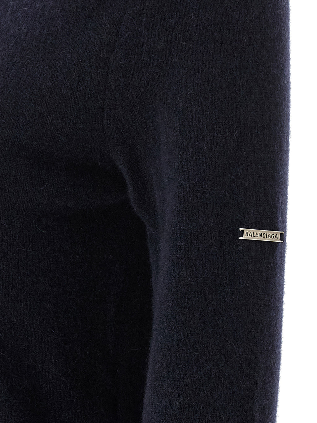 Cardigan en cachemire bleu Balenciaga, détail élégant avec logo discret, porté sur un mannequin.
