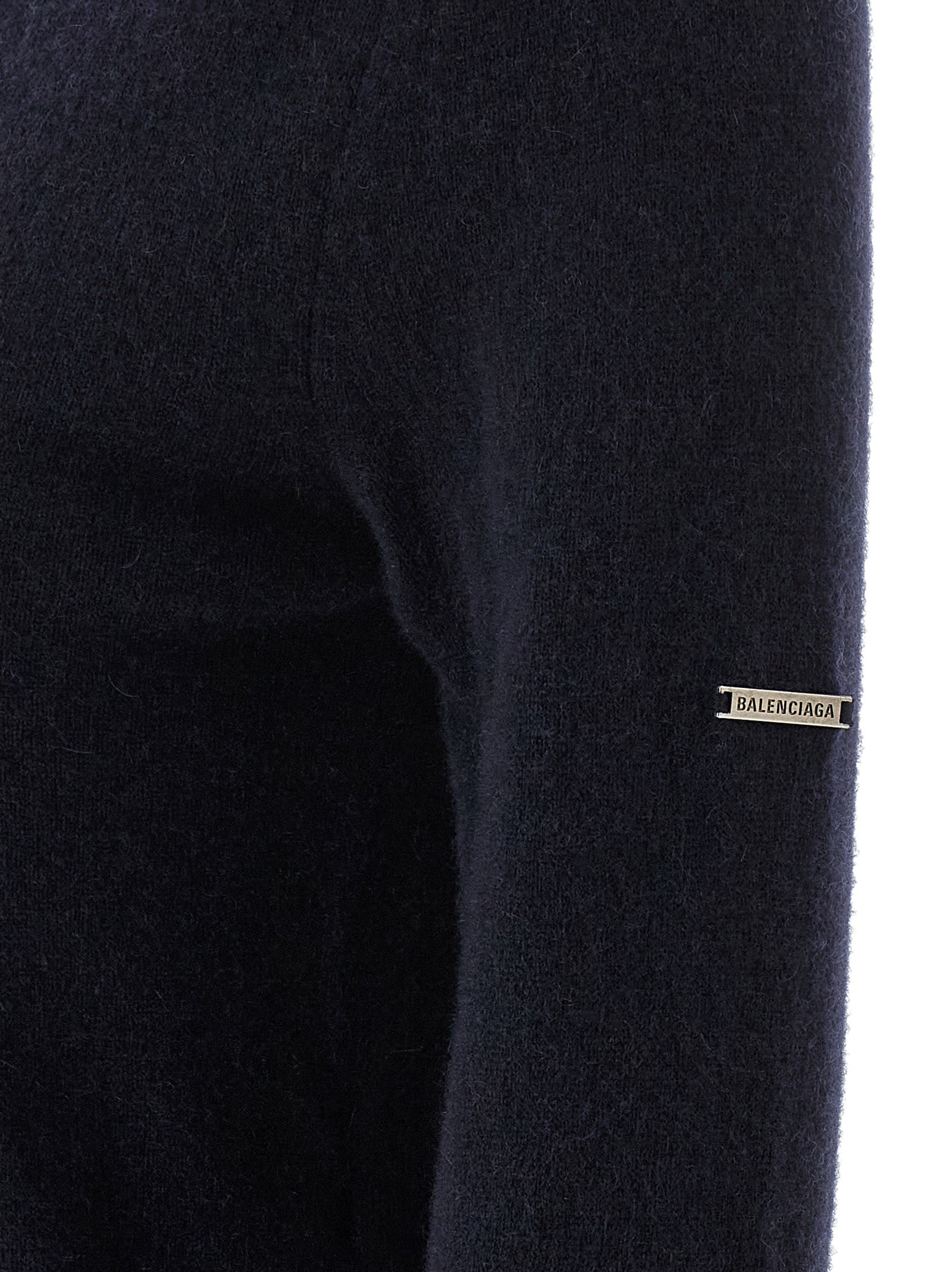 Cardigan en cachemire bleu Balenciaga, détail élégant avec logo discret, porté sur un mannequin.