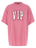 T-shirt oversize rose balenciaga en coton avec lettrage vip blanc contour rouge et logo balenciaga discret sur la manche
