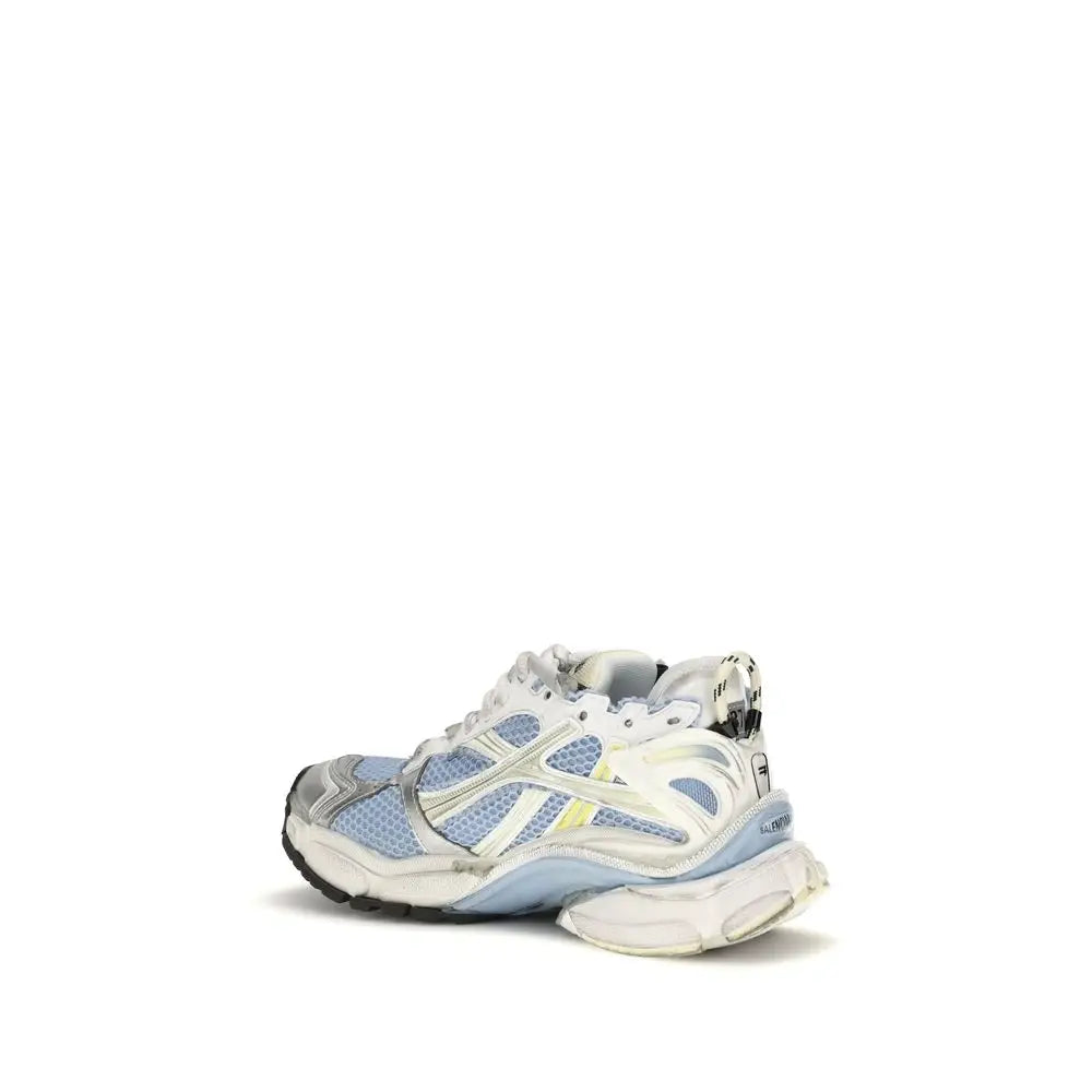 Sneaker balenciaga multicolor en mesh bleu clair et blanc avec accents argentés, semelle épaisse et branding visible au talon vue arrière