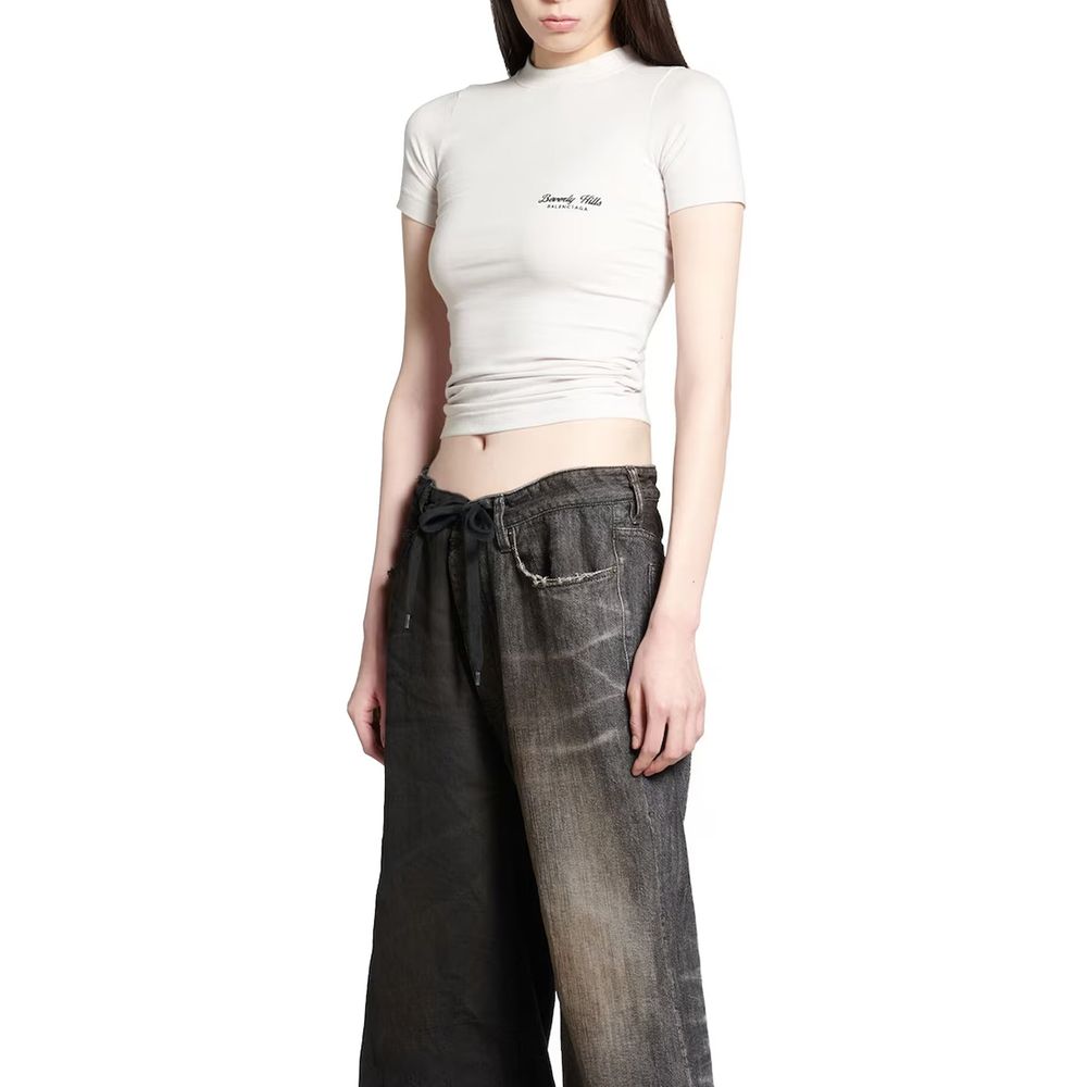 T-shirt blanc en coton de la marque Balenciaga, coupe classique et logo discret au centre, porté sur un mannequin.