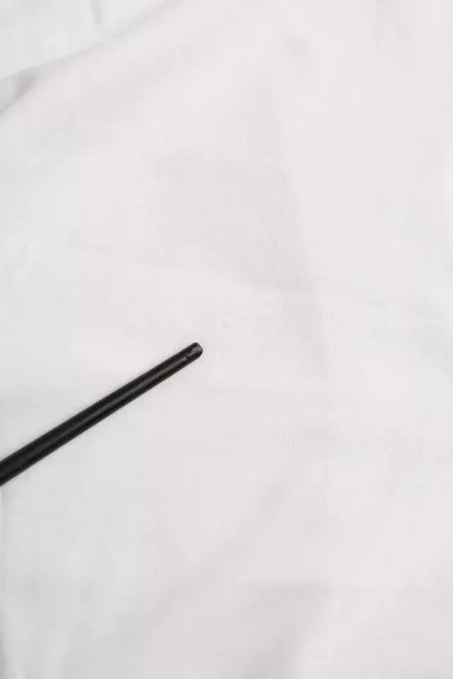 Stylo cylindrique noir avec finition mate lisse présenté avec un t shirt balenciaga blanc en coton manches courtes col rond