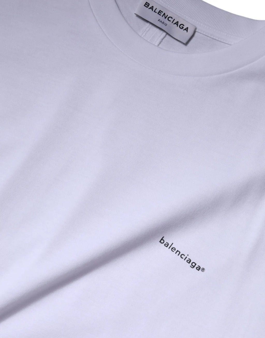 T-shirt balenciaga blanc en coton avec logo brodé noir discret sur la poitrine et étiquette assortie au col