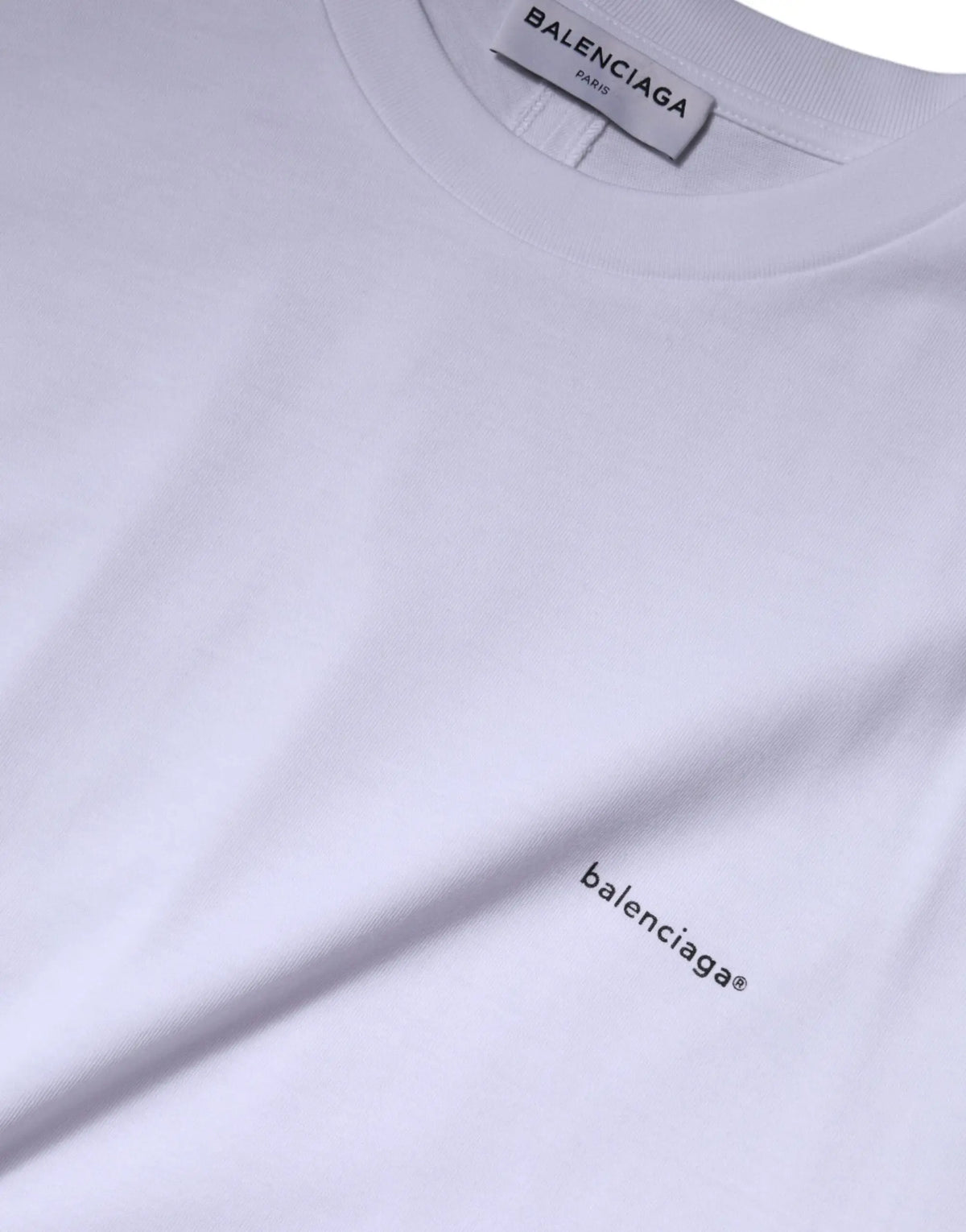 T-shirt balenciaga blanc en coton avec logo brodé noir discret sur la poitrine et étiquette assortie au col