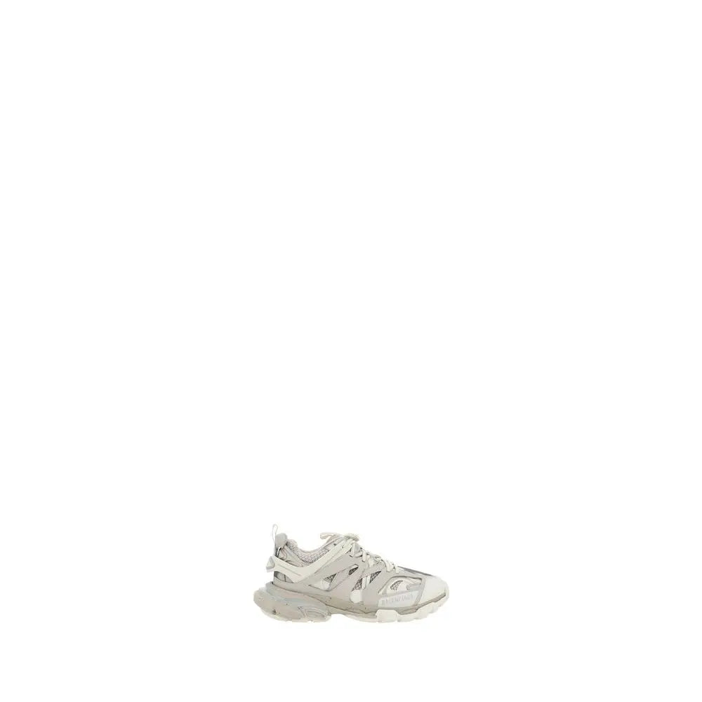 Une sneaker balenciaga triple s blanche en polyéthylène avec semelle épaisse et superpositions en mesh et synthétique