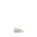 Une sneaker balenciaga triple s blanche en polyéthylène avec semelle épaisse et superpositions en mesh et synthétique
