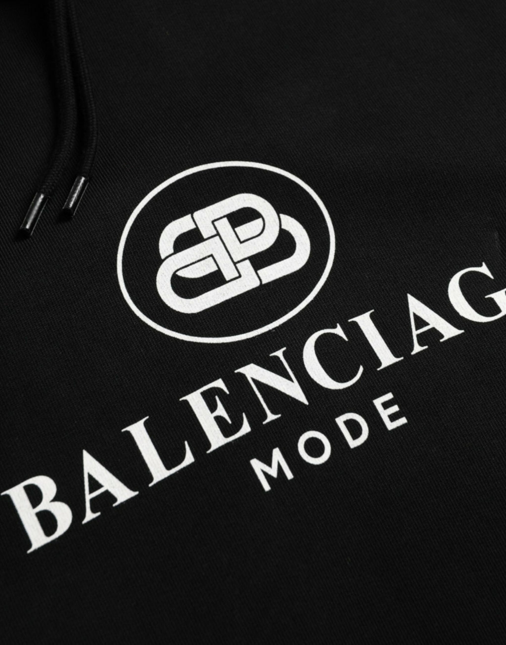 Sweat à capuche noir Balenciaga en coton avec logo, pull-over décontracté, visible sur l'image.