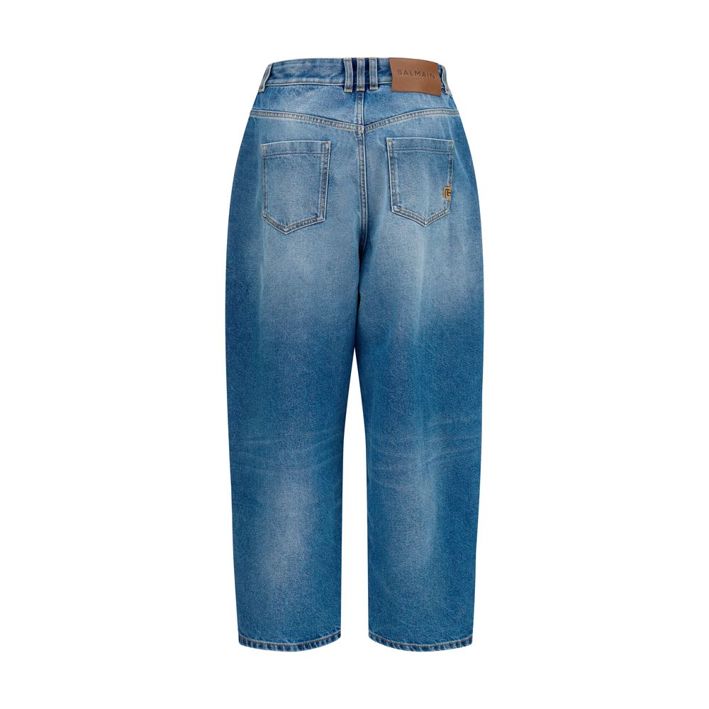 Jeans décontractés en coton bleu de Balmain, coupe relaxée, détails modernes, visibles sur l'image.