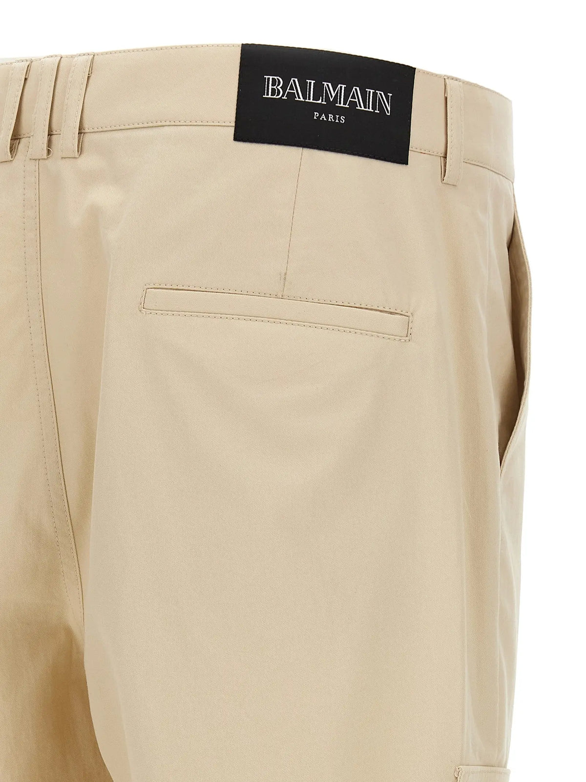 Pantalon cargo balmain beige en coton avec coupe ajustée et détails de couture subtils