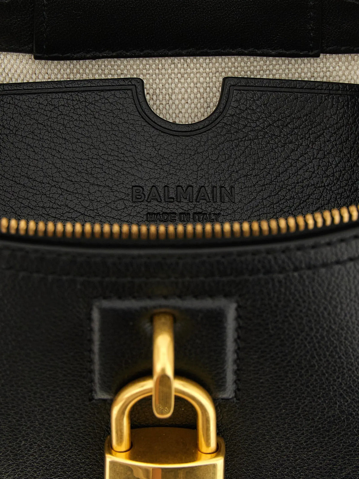 Sac à main balmain en cuir buffalo noir avec quincaillerie dorée et fermeture à cadenas distinctive