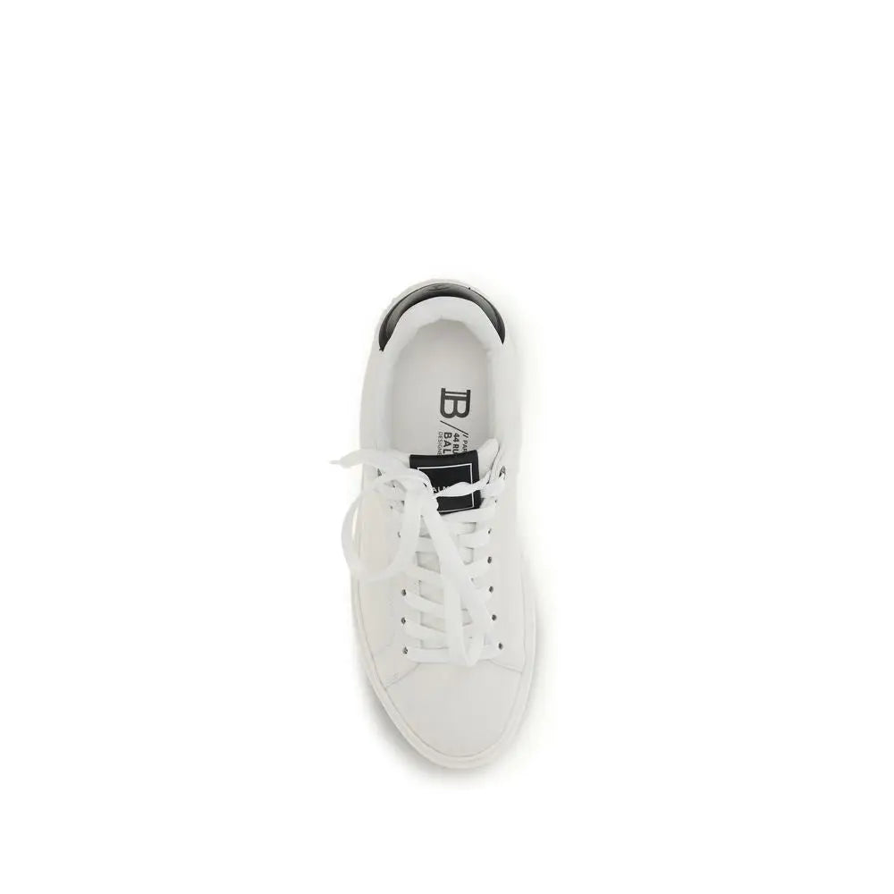 Baskets basses balmain bos taurus en cuir de veau blanc avec accents noirs au talon et à la languette