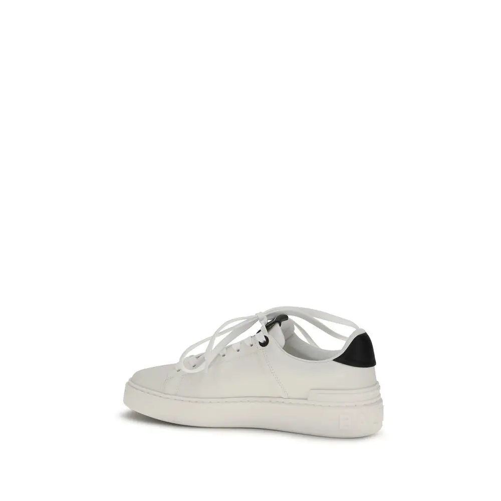 Sneakers basses balmain en cuir de veau blanc avec languette talon et lacets noirs