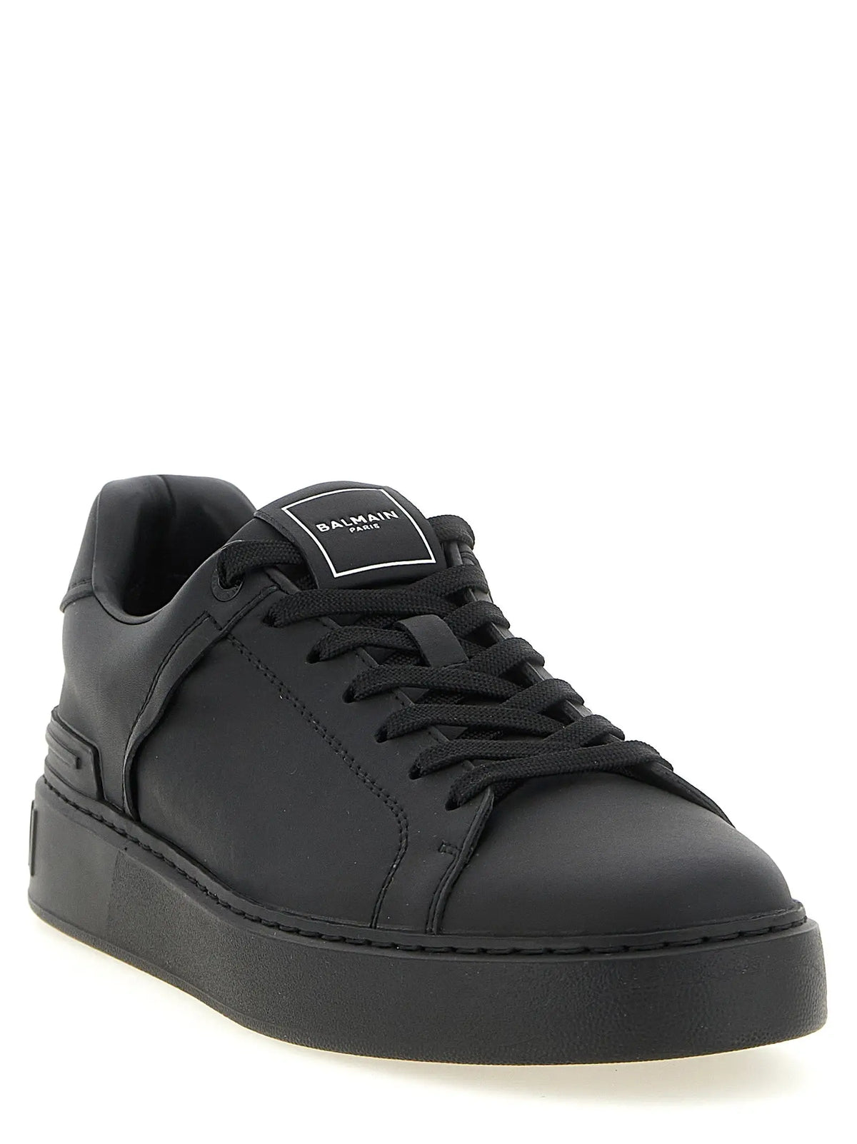 Balmain black calfskin low top sneakers avec dessus en cuir lisse et semelle épaisse en caoutchouc