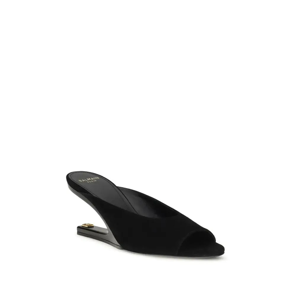 Mule Balmain noire en chèvre velours avec un design moderne et une garniture dorée élégante