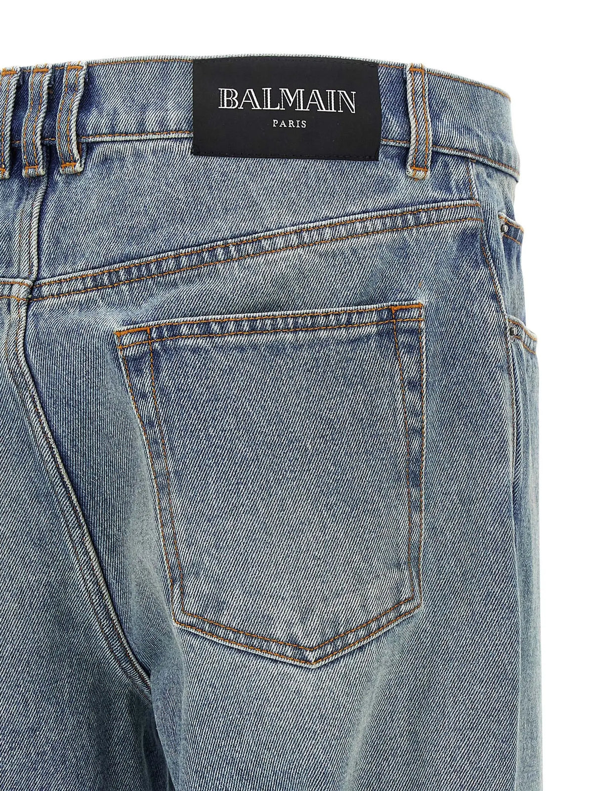Jean denim balmain bleu clair en coton avec poche arrière classique et étiquette noire balmain paris à la taille vue dos