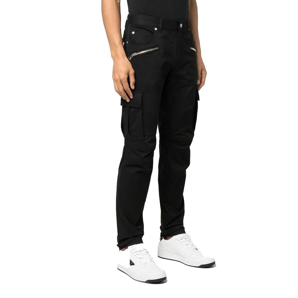 Pantalons cargo en coton noir de la marque Balmain, coupe décontractée avec poches latérales, visible sur cette image.