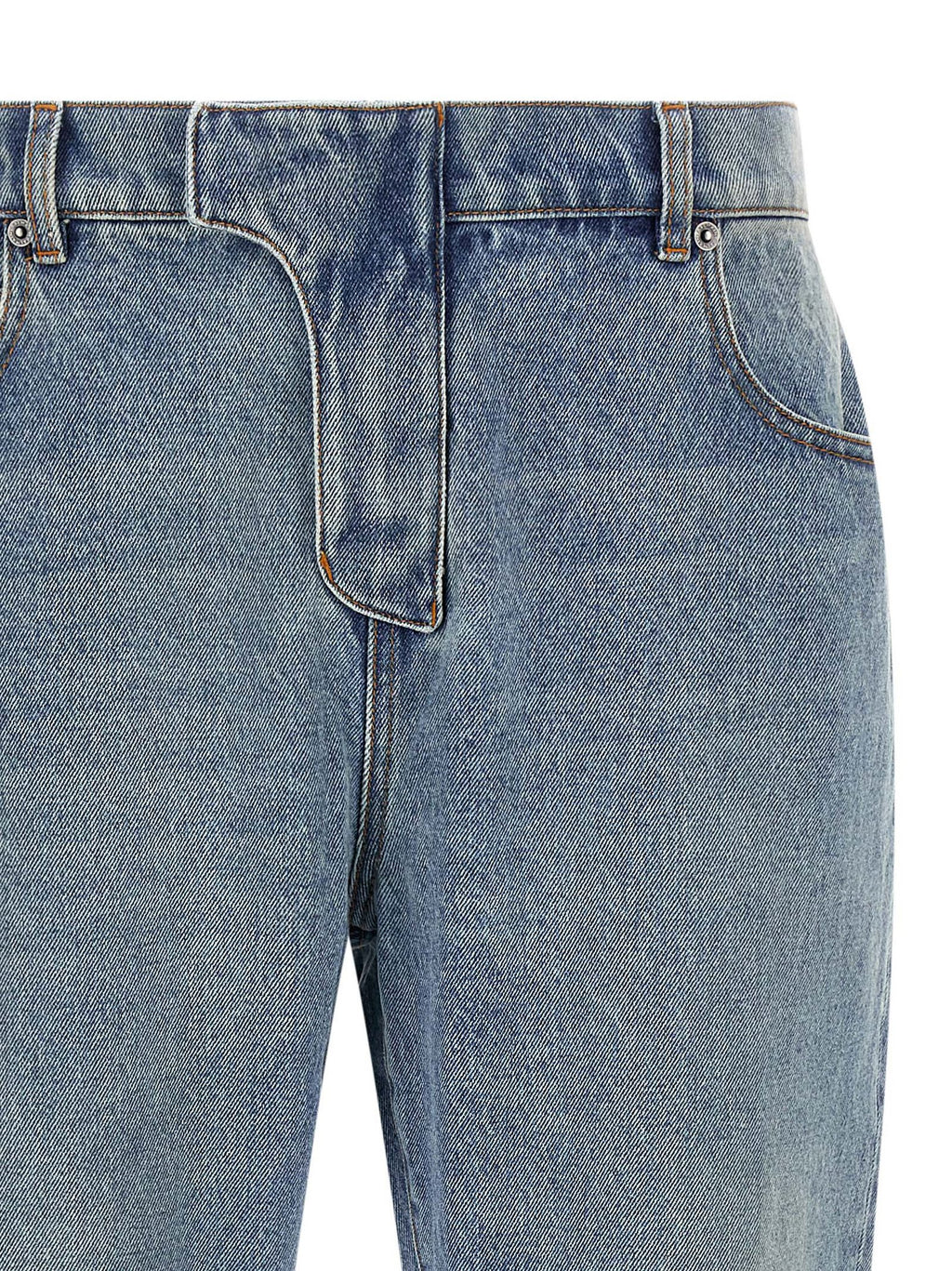 Jeans en denim bleu Balmain, coupe classique en coton, avec détails de couture et style tendance.
