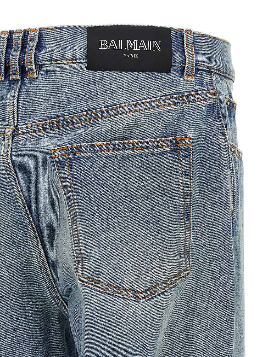 Jeans en denim en coton bleu Balmain, coupe classique avec détails modernes, visibles sur cette image.