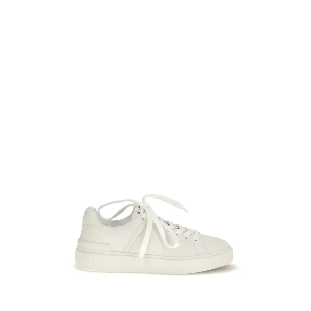 Sneakers basses balmain blanches en cuir de veau avec lacets assortis et semelle épaisse