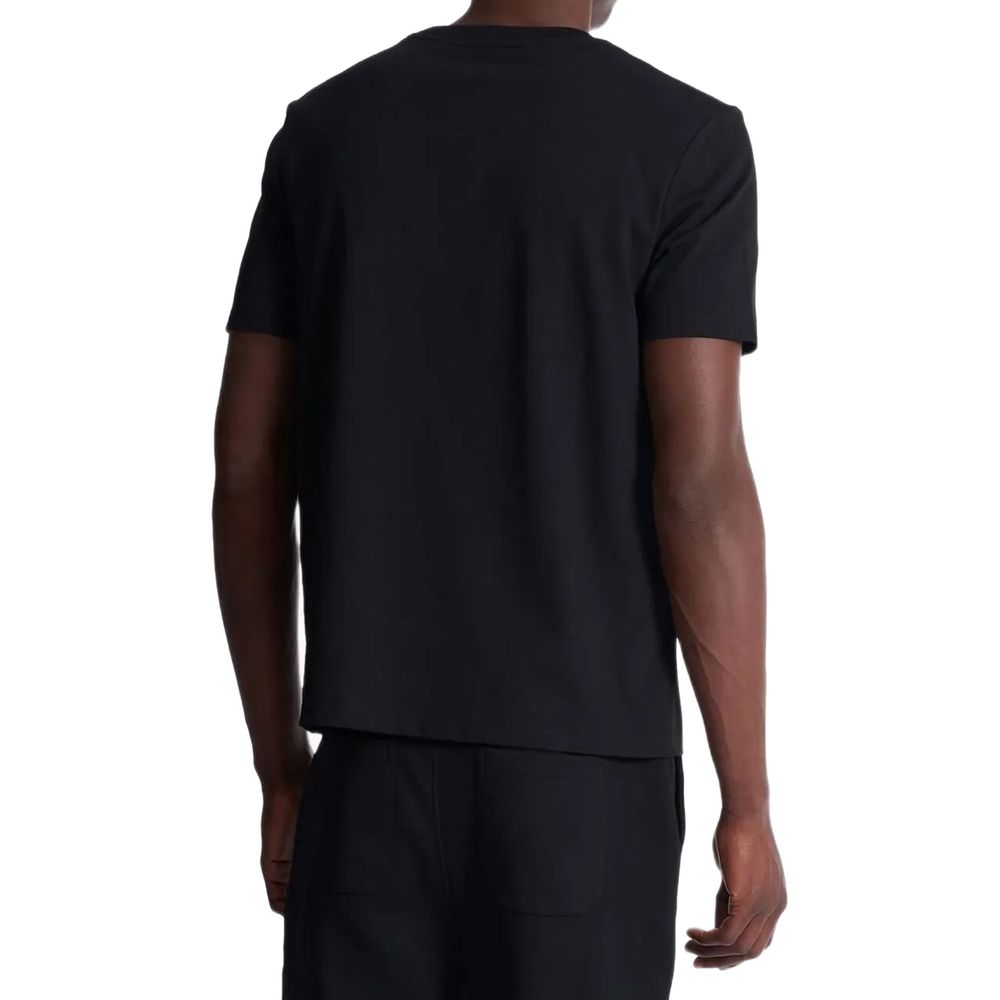 T-shirt en coton noir de Balmain, coupe classique, avec logo discret sur la poitrine, porté sur mannequin.