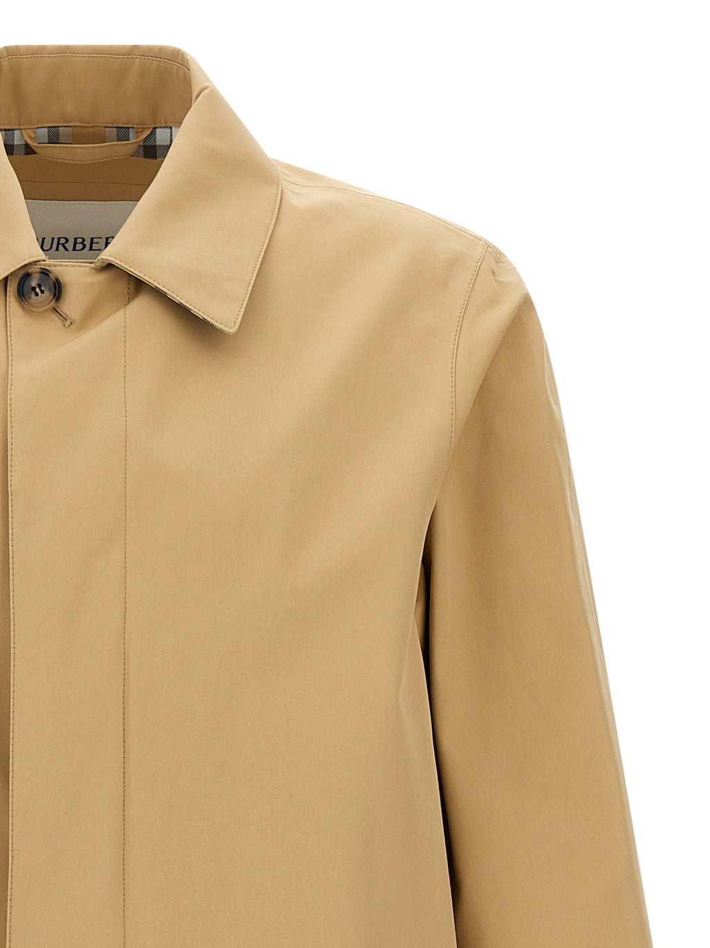 Manteau en coton beige de Burberry, coupe classique, porté sur un mannequin, détail du col et des boutons.