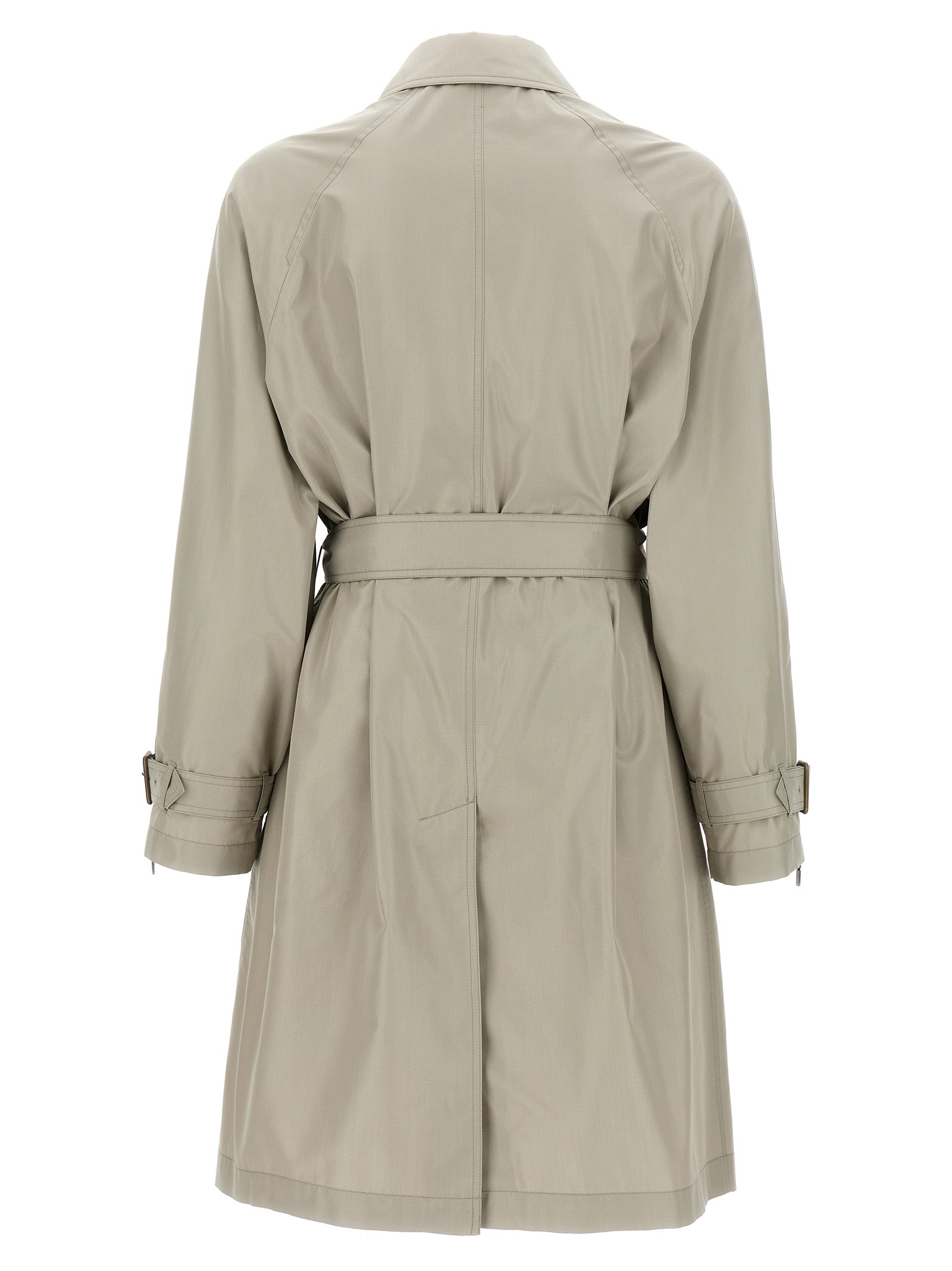 Manteau en satin gris de Burberry, coupe élégante, porté avec col et boutons sophistiqués, vue de face.