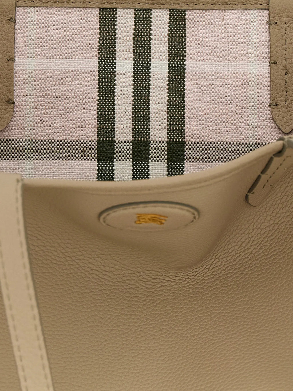 Sac fourre-tout beige en cuir de veau burberry avec doublure en tissu à carreaux signature et plaque logo dorée