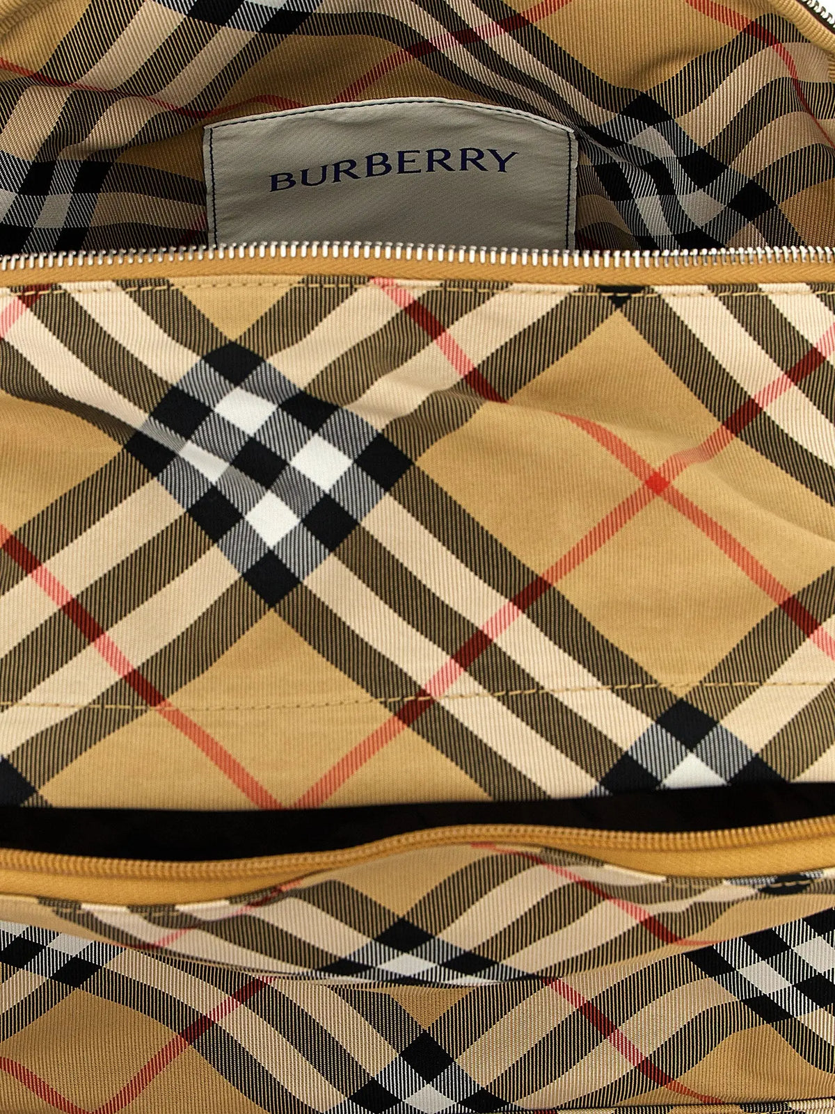 Intérieur beige noir blanc et rouge à carreaux d un sac à dos burberry en polyester avec étiquette de marque
