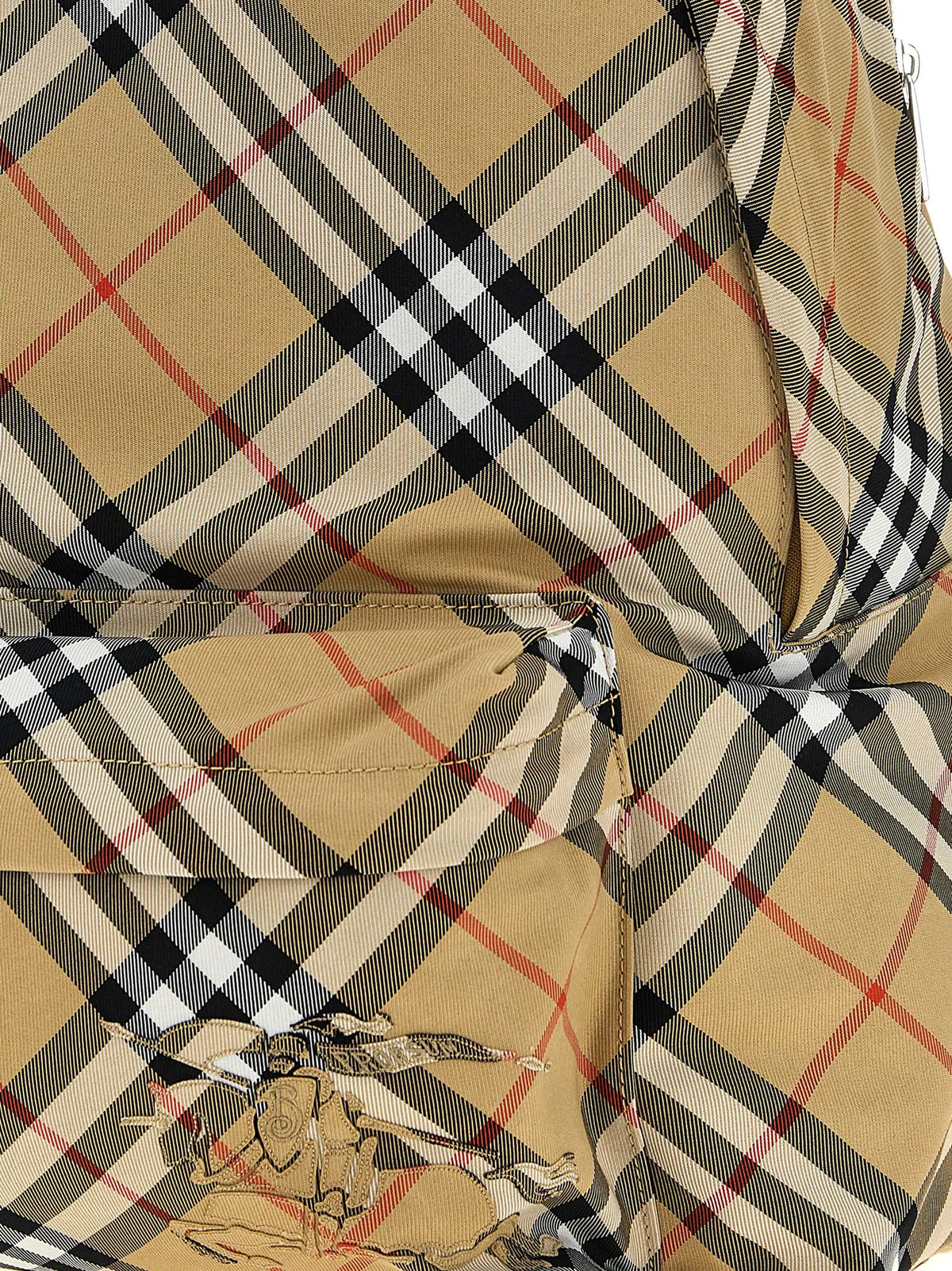 Sac à dos burberry beige en polyester avec motif damier beige noir blanc rouge et dessin de chevalier sur la poche avant