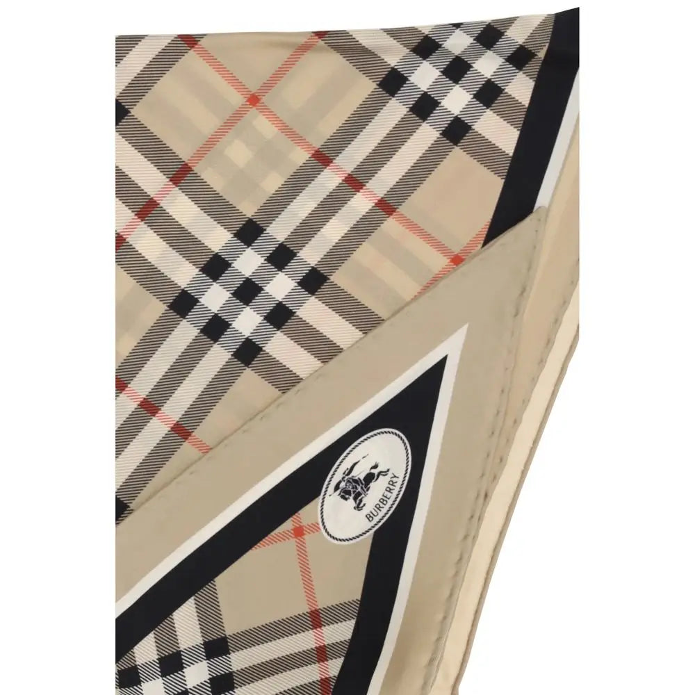 Écharpe burberry beige en soie avec motif à carreaux noir rouge classique et étiquette de marque visible