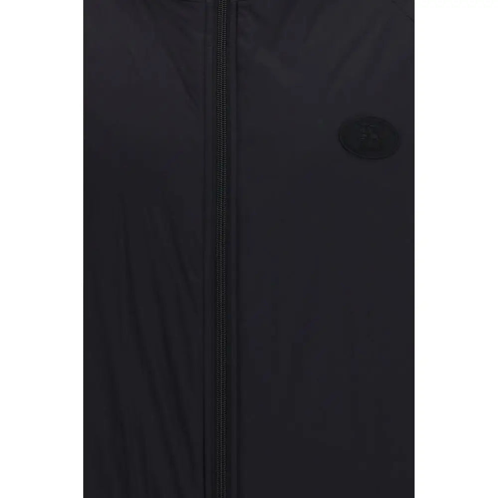 Veste zippée burberry noire en nylon avec tissu texturé subtil et petit logo circulaire sombre sur la poitrine gauche