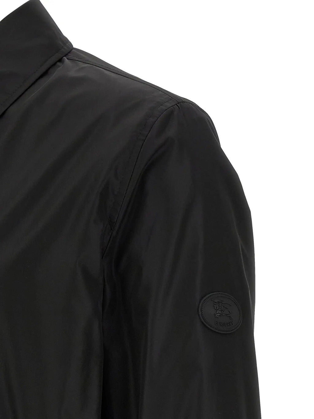 Veste burberry noire en polyamide imperméable avec léger brillant et patch logo circulaire sur la manche