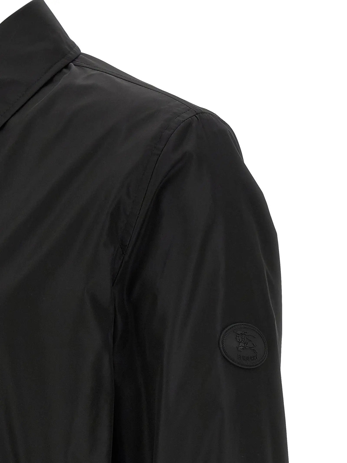 Veste burberry noire en polyamide imperméable avec léger brillant et patch logo circulaire sur la manche