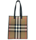 Sac tote moyen Burberry NS Book en cuir avec motif à carreaux beige, noir et rouge, porté sur l'épaule.